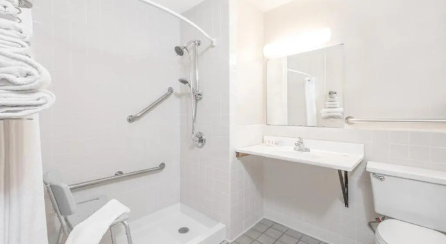 Двухместный номер Standard Super 8 by Wyndham Grand Rapids