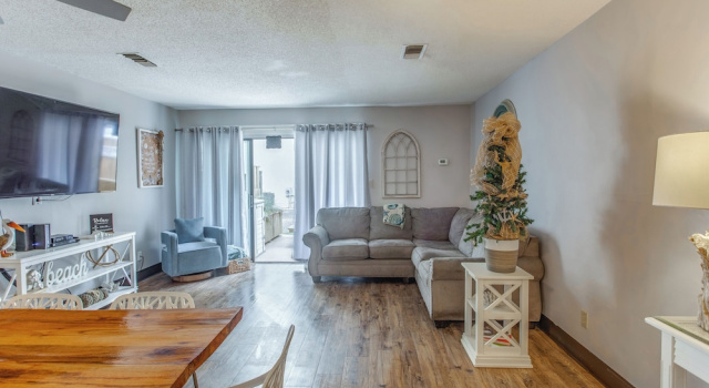 Апартаменты Steps to Ocean: Convenient Myrtle Beach Townhome!