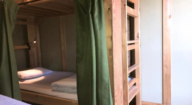 Кровать в общем номере Guest House Kamakura Zen-ji