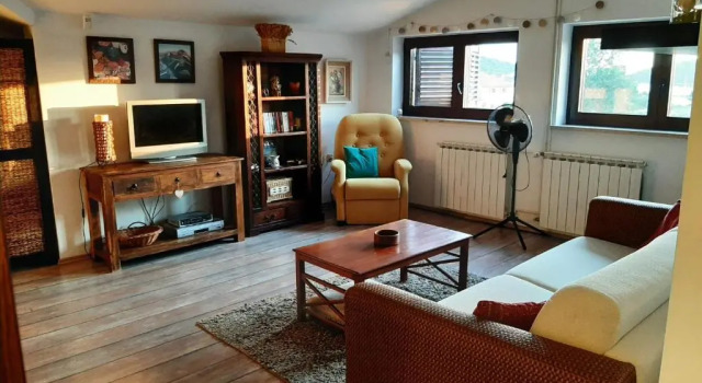 Nice, cosy studio apartment with shared outdoor pool