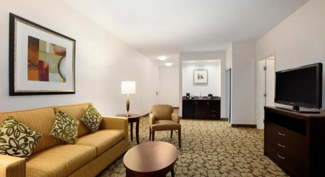 Четырёхместный люкс с 2 комнатами Hilton Garden Inn Edmonton International Airport