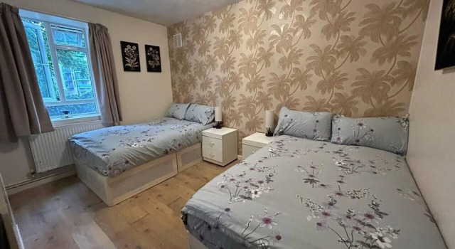 Charming Three Bedroom 5 Double Bed Apt in London, Book Hotel Hoteller i Tottenham med parkering, Parkering
