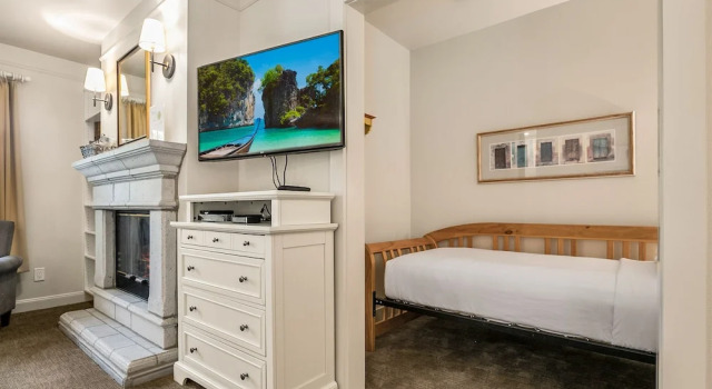 Четырёхместный номер Standard c 1 комнатой Saratoga Inn