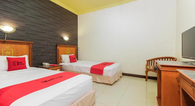 RedDoorz Plus near Depati Amir Airport, Rezerwuj Hotel Pangkalpinang Sumatra