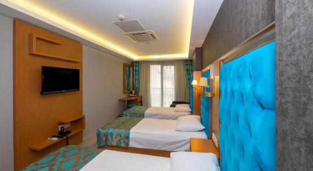 Трёхместный номер Deluxe Grand Palace Hotel