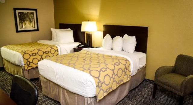 Четырёхместный номер Standard Park Inn by Radisson, Columbus State University Area