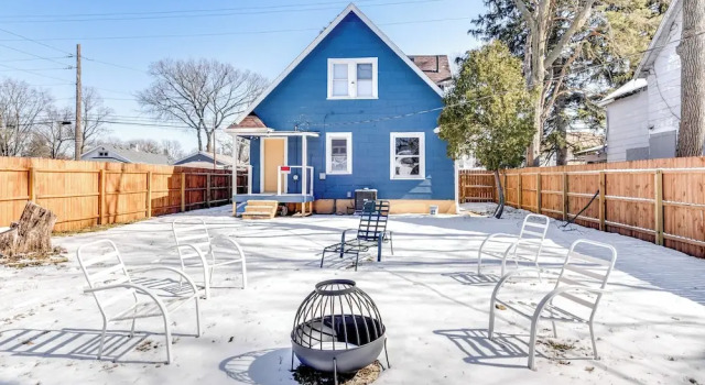 Коттедж 3 Mi to Dtwn Indy: Pet-friendly Home w/ Backyard!