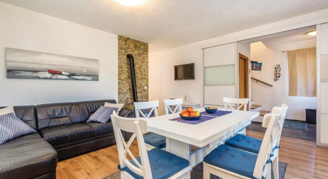 Awesome Home in Kras With Wifi and 2 Bedrooms, Varaa Hotelli Hotellit Kvarner Islands uima-altaalla, Uima-allas