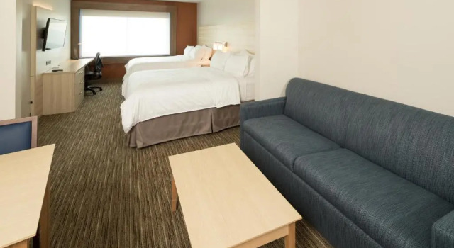 Четырёхместный люкс Holiday Inn Express Hotel & Suites Bay City by IHG