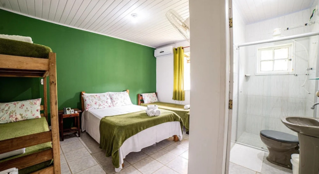Семейный номер Standard Pousada Cantinho do Sossego localizada do lado Norte de Paraty próxima as Praias de Sao Gonçalo São Gonçalinho Aldeia dos Pataxós Cachoeira do Crepusculo Ilha do Pelad e muito mais