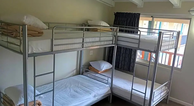 Четырёхместный номер Standard Cedar Inn & Suites