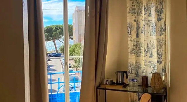 Номер Comfort Hôtel Eden - La Baigneuse