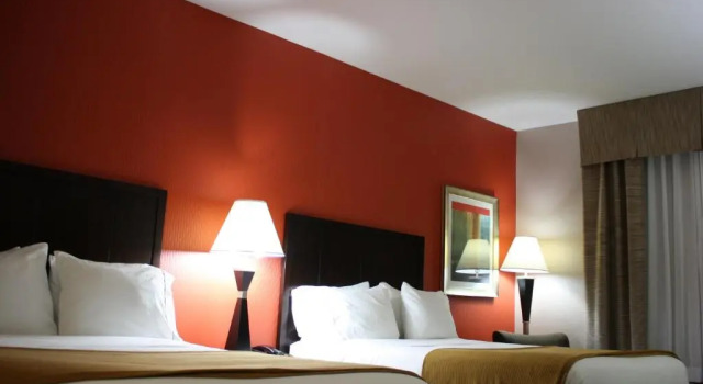 Четырёхместный номер Standard Holiday Inn Express Toledo North by IHG