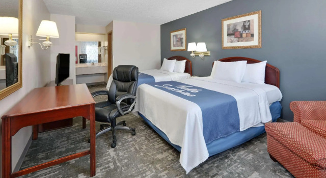 Четырёхместный номер Standard Days Inn & Suites by Wyndham Bentonville