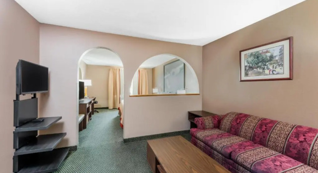 Люкс Super 8 by Wyndham Winfield-Quail Ridge Area