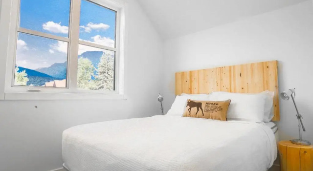 Postel ve společném pokoji 6 pokojů Basecamp Resorts Canmore