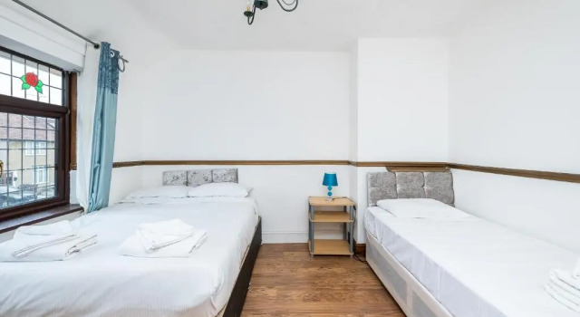Коттедж Spacious Dagenham 4Bedroom House with Parking