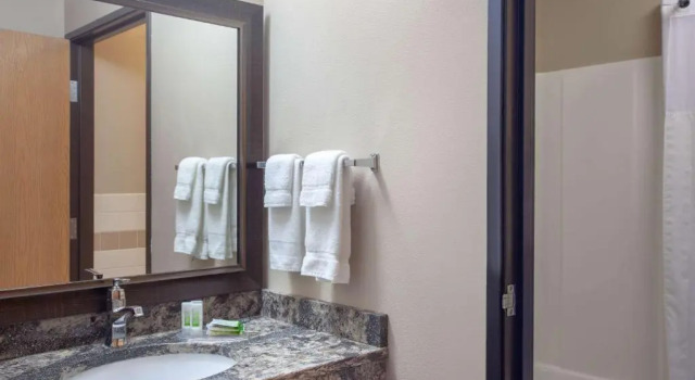 Двухместный номер Deluxe AmericInn by Wyndham North Branch