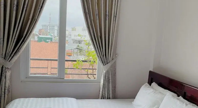 Кровать в общем номере Amy Hotel Hue