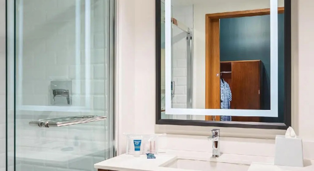 Четырёхместный номер Standard Kingston Marriott Hotel