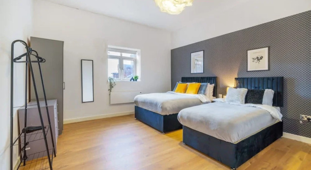 Spacious Apartment for Groups in City Centre, Забронировать Апартаменты/квартира Ливерпуль Мерсисайд, рядом с Harold Cohen Library
