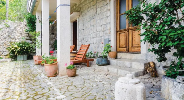 Apartments in Rustic House, Book Lejlighed Hoteller i Kotor Riviera med parkering, Parkering