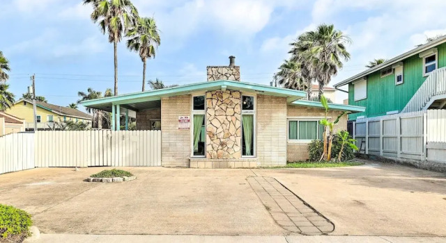 Коттедж South Padre Island Vacation Rental: Steps to Beach