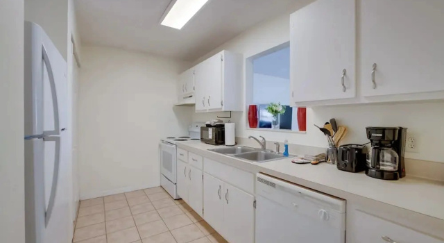 Коттедж Steps to Crystal River! Dual-unit w/ Patios & Yard