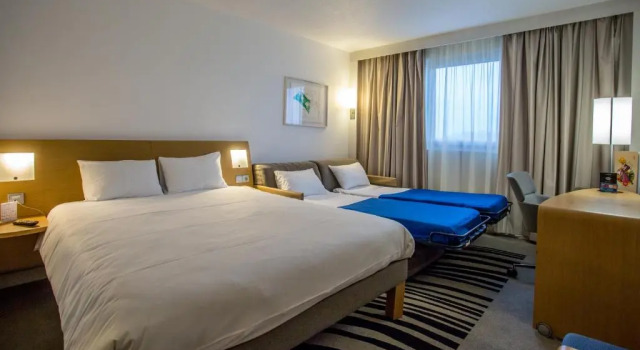 Süper çift kişilik oda Novotel Bourges