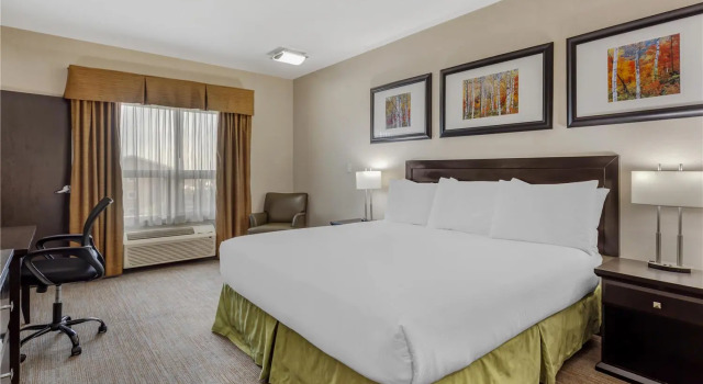 Четырёхместный семейный люкс с 2 комнатами Best Western Wainwright Inn & Suites