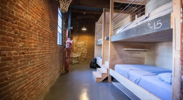 Кровать в общем номере PodShare DTLA