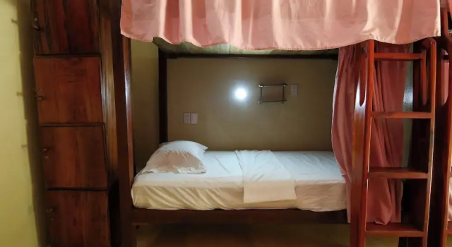 Кровать в общем номере Makai Beach Hostel