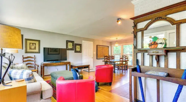 2 Mi to Dtwn Greensboro: Centrally Located Home, Забронировать Дом для отпуска Гринсборо Северная Каролина, рядом с Школа медицинских сестер при Университете Северной Каролины в Гринсборо