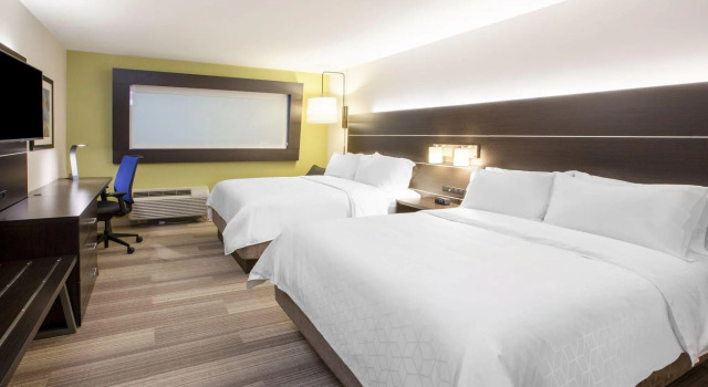 Четырёхместный номер Standard Holiday Inn Express Hotel & Suites Maryville by IHG