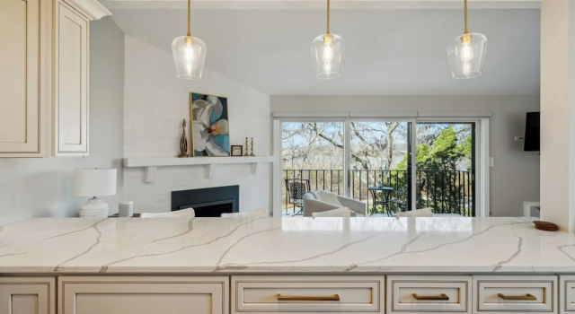 Elegant 4-season Lake Geneva Condo w/ Fireplace!