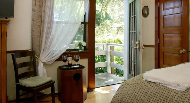 Кровать в общем номере The Giraffe Inn at Old Parks Manor