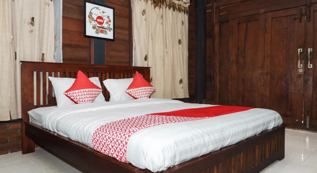 Люкс Deluxe с балконом Kebon Krapyak Cottage Syariah Mitra RedDoorz near Stadion Maguwoharjo