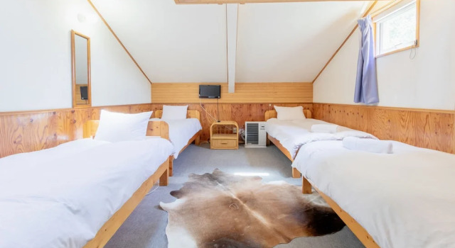 Кровать в общем номере Moorea Lodge
