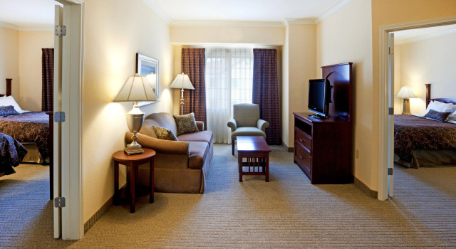 Staybridge Suites San Antonio Sea World by IHG, Забронировать Отель Сан-Антонио Bexar County, рядом с Santa Rosa Family Health Center