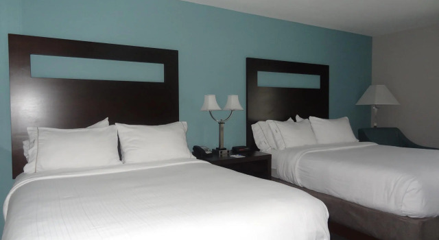 Четырёхместный номер Standard Holiday Inn Express Hotel Kansas City - Bonner Springs by IHG