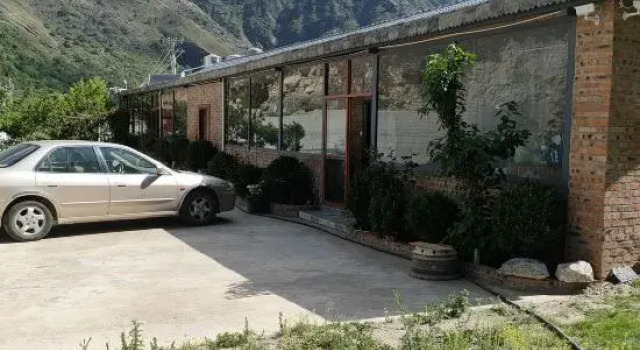 Shangri-La Tiger Leaping Gorge Mountain Lodge River View Homestay