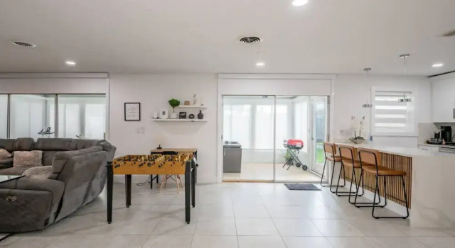 Riverside Retreat w Fireplace, Забронировать Дом для отпуска Коттеджи Дейтона-Бич, Коттедж