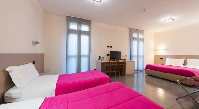 Четырёхместный номер Standard с балконом Parini Hotel