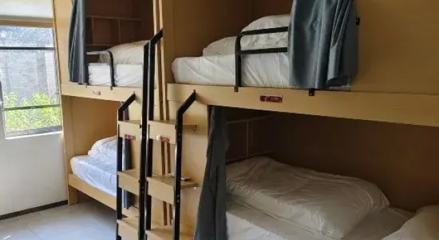 Кровать в общем номере Hotel Des Artistes