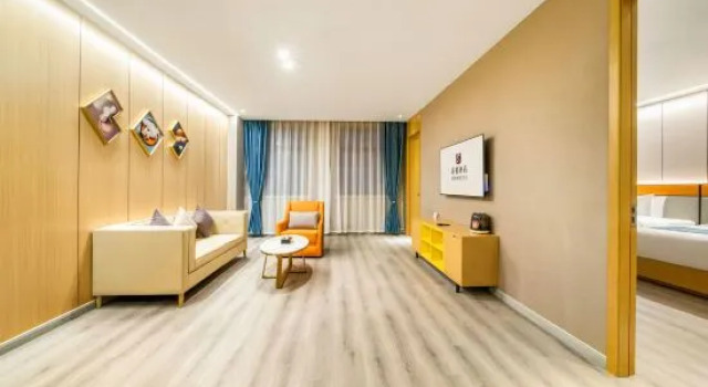 Люкс Luxury c 1 комнатой Zhuji Boya Hotel (Honghui Fortune Building Dianchi Middle School)