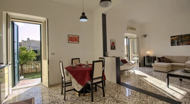 Maison Fra, Court House