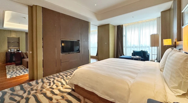 Люкс c 1 комнатой Crowne Plaza Dalian Sports Center by IHG