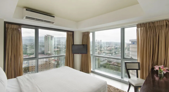 Двухместный номер Premier с балконом Quest Hotel & Conference Center Cebu