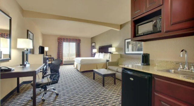 Люкс Holiday Inn Express Hotel & Suites Ennis by IHG