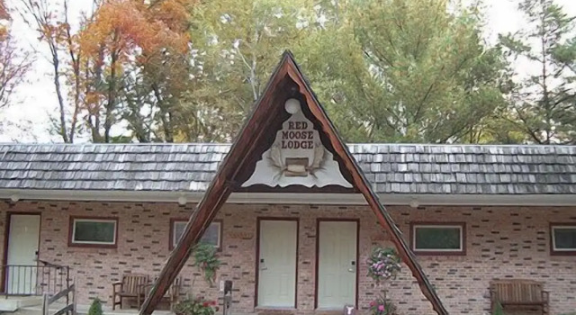 Red Moose Lodge, Prenota Hotel Baldwin Michigan